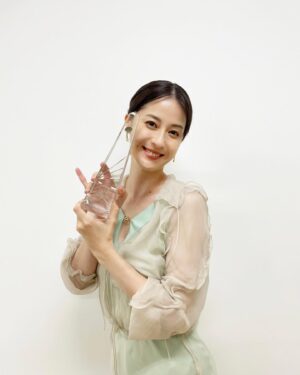 Wakana Matsumoto Instagram - この度、ザテレビジョンドラマアカデミー賞でやんごとなき一族の深山美保子役で助演女優賞をいただきました。

なんてこと🥰

本当に本当にありがとうございます。

関わっていただいた全ての皆様と素晴らしい巡り合わせに感謝いたします。

皆さま本当にありがとうございました🫶

2枚目はやんごとなき一族のプロデューサーのおふたり❤️
いつも暴走する美保子を"行け行け！GOGO!!"と応援して下さったお2人です🥺🫶

ちなみにお洋服はFENDI様。
この度の受賞に普段はリースしていない特別なお洋服を借してくださいました。
美保子にぴったりのお洋服でした！
こちらもありがとうございました🫶