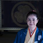 Wakana Matsumoto Instagram - ⁡ ⁡ 阿茶の局 ⁡ 側室としてだけでなく、重臣たちとともに政治面も含め家康をサポートした文武に長けた女性。 晩年の家康を最後まで支え続ける。 ⁡ 演じるのは松本若菜さん。 明るくハキハキした若菜さんは阿茶にぴったり！ いつも自然な空気でその場にいて、話すと場が明るくなる。そんな人です。 あとちょっと抜けてます笑😆 後半は正信と阿茶とのシーンが多いので、お楽しみに！！ ⁡ photo by Ieyasu ⁡ #どうする家康 #阿茶の局 #松本若菜 #フォトジェニック #特別にわしの席で写真を撮ってやったわ😄 #引き続きよろしく〜