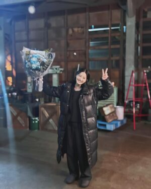 Wakana Matsumoto Instagram - .
.
ONE DAY~聖夜のから騒ぎ~を終えて

.

私演じる狩宮カレンは
正義感が強くキャリアアップの願望を持ち合わせている
仕事熱心な女性。
.

事件の真相を知りたいという一心でひたすら
横浜の街を走り回る役柄でしたが
実はカレンは早い段階で1人全パートに顔を出し
状況を説明する存在だったので、
カレン目線は視聴者の皆さまの疑問と軸が同じだと考え演じていました。

DVDも発売決定しているそうなので一気に見たら
また違う景色が見えてくるかもしれません。

.

演者とスタッフのみなさま。

暑い日や寒い日、撮り終わるのか！？と心配した日もありましたね笑
約四ヶ月間共に全力で走り抜き
横浜の景観と共に
貴重で素晴らしい経験を本当にありがとうございました。

.

ご視聴いただいたみなさま。
三ヶ月間、ONEDAYを楽しみにしてくださり
本当にありがとうございました！！

カレンとして、松本として、
これからも横浜の平和と安全を願って。