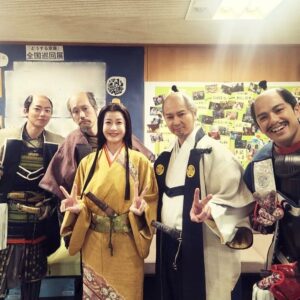 Wakana Matsumoto Instagram - .
.
さて、感想をボチボチ。

.

どうする家康をご視聴いただきまして
本当にありがとうございました。

私は37話からの途中参加でした。

阿茶局はファンの多い女性です。

.
才覚もあり武にも秀でいて
側室でもありながら側近でもある
家康に戦に同行することを認められた女性。

彼女もまた幾度も辛い経験をしています。

今回のどうする家康では描かれていませんが
そういったバックボーンも含めて役の厚みを持たせたいと
思いながら演じていました。

殿を始め、スタッフの方々、演者のみなさま、
本当にありがとうございました。

みなさんと一緒に作り上げた阿茶は家康亡き後も
秀忠の後見役を任せられ、その後もまだまだ色々なことを成し遂げます。
なので、最終回もおばあちゃんにしすぎるのはやめようと話し合いました。
ただ、手をどうしても老けさせたくて
お願いしました。

それが３枚目の写真です。

私はこの手が大好きです。
家康の最後を看取ったうちの一人。

ドラマの中での正信のように
最期、家康と手を重ねたかもしれません。
この手で安寧を願い続けた家康の想いを引き継ぐべく
この後も21年生き続けます。

阿茶として生きれて光栄でした。

.

.

そして、殿。
本当にお疲れ様でした。
あなたの背中を間近で見れてたくさん学びました。
幸せでした。
そして、もしかしたら殿の人生で初だったかもしれない
両頬ビンタをしたことは(本編ではカットされていました。※アドリブではありません。台本にしっかりと書かれていました笑)決して忘れません。私の武勇伝となりました。
テストも入れて多分5回はパチンとしました。
何かわからないけどありがとうございました。

.

たくさんの人に愛された
どうする家康

総集編も年末にあります！
是非！！！

ご覧いただいた皆様
本当にありがとうございました！！！