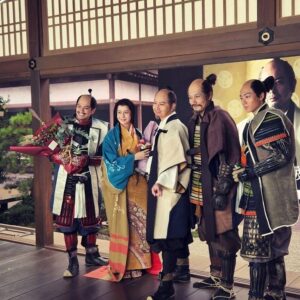 Wakana Matsumoto Instagram - .
.
さて、感想をボチボチ。

.

どうする家康をご視聴いただきまして
本当にありがとうございました。

私は37話からの途中参加でした。

阿茶局はファンの多い女性です。

.
才覚もあり武にも秀でいて
側室でもありながら側近でもある
家康に戦に同行することを認められた女性。

彼女もまた幾度も辛い経験をしています。

今回のどうする家康では描かれていませんが
そういったバックボーンも含めて役の厚みを持たせたいと
思いながら演じていました。

殿を始め、スタッフの方々、演者のみなさま、
本当にありがとうございました。

みなさんと一緒に作り上げた阿茶は家康亡き後も
秀忠の後見役を任せられ、その後もまだまだ色々なことを成し遂げます。
なので、最終回もおばあちゃんにしすぎるのはやめようと話し合いました。
ただ、手をどうしても老けさせたくて
お願いしました。

それが３枚目の写真です。

私はこの手が大好きです。
家康の最後を看取ったうちの一人。

ドラマの中での正信のように
最期、家康と手を重ねたかもしれません。
この手で安寧を願い続けた家康の想いを引き継ぐべく
この後も21年生き続けます。

阿茶として生きれて光栄でした。

.

.

そして、殿。
本当にお疲れ様でした。
あなたの背中を間近で見れてたくさん学びました。
幸せでした。
そして、もしかしたら殿の人生で初だったかもしれない
両頬ビンタをしたことは(本編ではカットされていました。※アドリブではありません。台本にしっかりと書かれていました笑)決して忘れません。私の武勇伝となりました。
テストも入れて多分5回はパチンとしました。
何かわからないけどありがとうございました。

.

たくさんの人に愛された
どうする家康

総集編も年末にあります！
是非！！！

ご覧いただいた皆様
本当にありがとうございました！！！