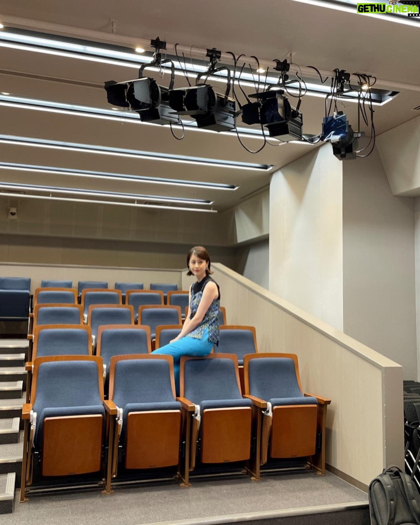 Wakana Matsumoto Instagram - 最近の取材でのひと幕。 昔は写真が苦手で苦手で うまく笑えないから顔はひきつるし 足も手も居場所がわからなくて棒立ちだったり無理矢理感が否めなかったのが、、 今や、、、、、 自ら椅子の背もたれに座って振り向くようなポーズまでとれるようになっちゃって🥹 松本!すごいぞ🥲 過去の自分に伝えたいです。 いつか自然にポーズとれるようになるから! でもな、今でもプライベート写真はダブルピースのままだぞ! そして、まともな表情がないからなかなかSNSに載せられないんだ、松本。普通に笑ったりしなさい。 それ今後の目標な! . . . . . 衣装タグ付けしてます🏷 上からトップス、スカート、ピアス.ブレスレット、靴 の順です🫶