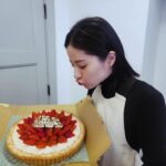 Wakana Matsumoto Instagram - . . みなさま 今年も元気にこの日を迎えることができました。 節目の年になると 目標を聞かれることが多々ありますが私は相変わらず "自分のペースで" 当たり前の日々に感謝を忘れず 近くにいてくれる人々の幸せを願い自分も大切にしてあげる そして いつも応援してくださるみなさま 私の出演作品やSNSなどを通しての発信に応援をくださりいつも力をいただいています。 本当にありがとうございます。 写真は現在撮影中の "君が心をくれたから" の現場で祝っていただきましたが撮影後で目が腫れてしまった松本。 もう一つの写真はとある現場で祝っていただいた松本。 こちらもまた解禁になりましたらお知らせさせてください。 重ね重ねとなりますが みなさま本当にありがとうございます ダブル成人式となりますが 今後とも変わらずよろしくお願いいたします viva!40🫶🫶🫶🫶 2024.2.25