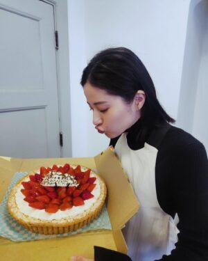 Wakana Matsumoto Instagram - .

.

みなさま
今年も元気にこの日を迎えることができました。

節目の年になると
目標を聞かれることが多々ありますが私は相変わらず

"自分のペースで"

当たり前の日々に感謝を忘れず
近くにいてくれる人々の幸せを願い自分も大切にしてあげる

そして いつも応援してくださるみなさま
私の出演作品やSNSなどを通しての発信に応援をくださりいつも力をいただいています。
本当にありがとうございます。

写真は現在撮影中の
 "君が心をくれたから" の現場で祝っていただきましたが撮影後で目が腫れてしまった松本。

もう一つの写真はとある現場で祝っていただいた松本。
こちらもまた解禁になりましたらお知らせさせてください。

重ね重ねとなりますが
みなさま本当にありがとうございます
ダブル成人式となりますが
今後とも変わらずよろしくお願いいたします
viva!40🫶🫶🫶🫶

2024.2.25
