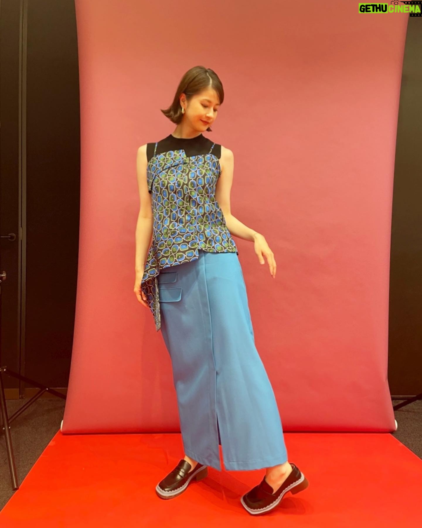Wakana Matsumoto Instagram - 最近の取材でのひと幕。 昔は写真が苦手で苦手で うまく笑えないから顔はひきつるし 足も手も居場所がわからなくて棒立ちだったり無理矢理感が否めなかったのが、、 今や、、、、、 自ら椅子の背もたれに座って振り向くようなポーズまでとれるようになっちゃって🥹 松本!すごいぞ🥲 過去の自分に伝えたいです。 いつか自然にポーズとれるようになるから! でもな、今でもプライベート写真はダブルピースのままだぞ! そして、まともな表情がないからなかなかSNSに載せられないんだ、松本。普通に笑ったりしなさい。 それ今後の目標な! . . . . . 衣装タグ付けしてます🏷 上からトップス、スカート、ピアス.ブレスレット、靴 の順です🫶