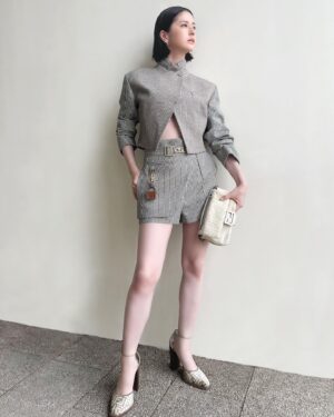 Wakana Matsumoto Instagram - 本日、7月7日。
FENDIの 2022-23年秋冬クチュールコレクションを、フランス・パリにて発表されます。
FENDI Couture AW22 Showが21:30からfendi.comでライブ配信されるそうなので皆様も是非ご覧ください！

僭越ながら私もFENDIのお洋服に袖を通して写真を撮りました。
素敵なお洋服を着ると気分が良き良き🫶

#Fendi
#FendiCouture