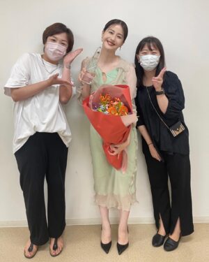 Wakana Matsumoto Instagram - この度、ザテレビジョンドラマアカデミー賞でやんごとなき一族の深山美保子役で助演女優賞をいただきました。

なんてこと🥰

本当に本当にありがとうございます。

関わっていただいた全ての皆様と素晴らしい巡り合わせに感謝いたします。

皆さま本当にありがとうございました🫶

2枚目はやんごとなき一族のプロデューサーのおふたり❤️
いつも暴走する美保子を"行け行け！GOGO!!"と応援して下さったお2人です🥺🫶

ちなみにお洋服はFENDI様。
この度の受賞に普段はリースしていない特別なお洋服を借してくださいました。
美保子にぴったりのお洋服でした！
こちらもありがとうございました🫶