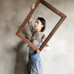 Wakana Matsumoto Instagram - うちのマネさん。 写真撮るのがうまいから "プロ" と呼ばせていただいております。 . スタジオにあった額縁をもって写真を撮ってもらったら なんとまぁ不思議。 . いいじゃないの。 . また撮ってもらったら 定期的に載せまーす！ . 明日は寒いってさ。 衣替えしちゃったぜ、 頼むよ。気象さんよー。