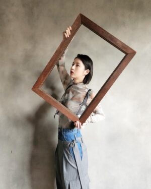 Wakana Matsumoto Instagram - うちのマネさん。
写真撮るのがうまいから
"プロ"
と呼ばせていただいております。
.
スタジオにあった額縁をもって写真を撮ってもらったら
なんとまぁ不思議。
.
いいじゃないの。
.
また撮ってもらったら
定期的に載せまーす！
.
明日は寒いってさ。
衣替えしちゃったぜ、
頼むよ。気象さんよー。