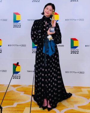Wakana Matsumoto Instagram - .
東京ドラマアウォード2022
フジテレビ
やんごとなき一族
深山美保子役で
助演女優賞をいただきました。
.
本当に光栄です。
応援に駆けつけてくださった
宋プロデューサー、三竿プロデューサー、田中監督。
ありがとうございました🫶
.
久々の美保子スマイルと小指はすぐに感覚を取り戻しました。
恐るべし美保子パワー。
.
これからも精進いたします。
.
このたびは名誉ある賞をいただき誠にありがとうございました。