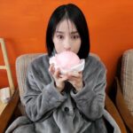 Wakana Matsumoto Instagram - どうも。 お久しぶりになってしまいましたが 猛烈元気です。 みなさんお元気ですか。 . 写真はいつかの特大ピンク色肉まんを数秒で食べ切る直前を激写されたものです . 最近はちょいと先に解禁になる作品ばかりで何も言えないですが とにかくまた折を見て更新いたします。 GWはみなさんどっかに行くのかい？ んじゃ。