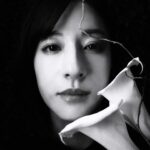 Wakana Matsumoto Instagram - . 君が心をくれたからで 案内人としてご一緒した斎藤工さんに撮っていただきました。 目と心が何個あるのかと思うくらい周りへの気遣いの方。 みんながベストパフォーマンスができる環境を作ることに長けていて、そこには自然体な優しさが溢れています。 スタジオ内のセットの隅でサッと始まりスッと終わった撮影。 お花の角度以外は何も演出はなく黙々とシャッターをきられていました。 穏やかさと強い拘りの絶妙なバランスがこの方のすべてのクリエイティブに繋がっていると感じました。 写真の中の私は自分だけでは表現できない自然な素の表情で新しい発見をいただきました。 そして ”FIGARO•jp” のインタビューで身に余る素敵な言葉を。 本当にありがとうございました🙏 #Repost @takumisaitoh_official with @use.repost ・・・ 松本若菜さん 🌕 @matsumoto_wakana @kimikoko_fujitv @madamefigarojapon