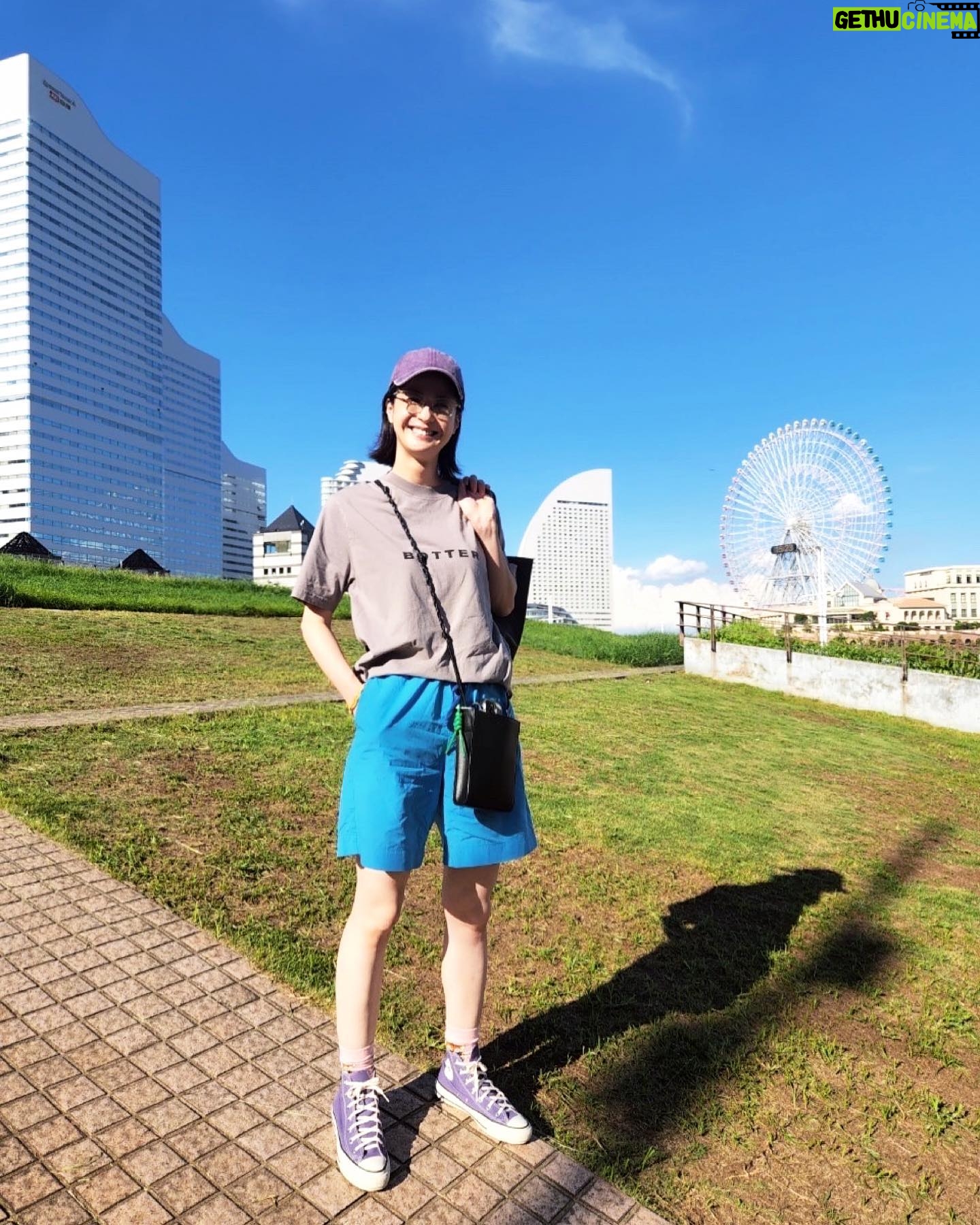 Wakana Matsumoto Instagram - とある日の横浜 ONEDAY~聖夜のから騒ぎ~は横浜が舞台なので横浜といえば!の場所でのロケがあった日。 まだまだ暑い日だったので 夏休みの少年みたいだったのをパシャリ。 もう衣替えの季節かー 掛け布団を厚手のものに変えるか変えないか ヒートテックを買い足すか買い足さないか 冷凍庫のアイスのストックを減らすか減らさないか お風呂の給湯器の設定温度を上げるか上げないか 悩みはつきませんが 一瞬の秋を楽しみましょう。 さらば。
