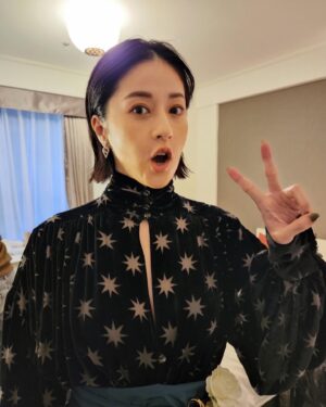 Wakana Matsumoto Instagram - .
東京ドラマアウォード2022
フジテレビ
やんごとなき一族
深山美保子役で
助演女優賞をいただきました。
.
本当に光栄です。
応援に駆けつけてくださった
宋プロデューサー、三竿プロデューサー、田中監督。
ありがとうございました🫶
.
久々の美保子スマイルと小指はすぐに感覚を取り戻しました。
恐るべし美保子パワー。
.
これからも精進いたします。
.
このたびは名誉ある賞をいただき誠にありがとうございました。