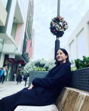 Wakana Matsumoto Instagram - ONE DAY 〜聖夜のから騒ぎ〜

本日からスタートです
3つのドラマが絶妙に交差しひとつの大きな物語になっています

私は逃亡編に出演しております
逃亡犯を追う神奈川県警捜査一課主任警部補 
狩宮カレン

とにかく追っています

めちゃくちゃ走っています

毎日汗だくで撮影しています

でも涼しい顔しながらみんな走ってるし追っています
俳優って感じです

今日は19時から放送のネプリーグにも逃亡編のみんなと出演しています
2時間スペシャルなのでそのまま21時のドラマ放送まで続けて見ていただけると嬉しいです

12月24日のたった1日のお話

お楽しみに