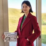 Wakana Matsumoto Instagram - . . 夕暮れに、手をつなぐ 10話完走いたしました。ありがとうございました！ 私の気持ちを。 . 音くんを、セイラを、無事にデビューさせることができて共に夢を一緒に追うことになるなんてイソベマキも幸せ者です。 . キャストのみなさんとの日々が本当に楽しく刺激をいただいた日々でした。 . 監督、スタッフのみなさんの作品を創り上げる熱意と情熱をイソベマキに投影させていただいていました。 . イソベマキという最高な人を私に当て書きをしてくださった北川悦吏子さん。 . 本当に素敵な現場で終わってしまったのがとても寂しいですがこの想いを新たな力に、またいつの日かご一緒できることを願い次に進もうと思います。 本当にありがとうございました！ . そして最後まで愛情を持ってこの作品を応援していただいた視聴者のみなさま 本当にありがとうございました！ . . あぁ。空豆ちゃんと音くん 最後のシーンよかったなぁ。 . 写真は夕暮れに、手をつなぐでのいろいろ。 最後の動画は編集でなくなった幻のカットの再現です。 どのシーンか当てれたあなたは天才！ . . 3ヶ月間、ありがとうございました！！！ しかし！まだまだTVerでは見れますよ！ ロスになんてさせないんだから！ "夕暮れに、手をつなぐ"をご覧ください🫶