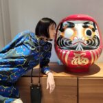 Wakana Matsumoto Instagram - . . 夕暮れに、手をつなぐ 10話完走いたしました。ありがとうございました！ 私の気持ちを。 . 音くんを、セイラを、無事にデビューさせることができて共に夢を一緒に追うことになるなんてイソベマキも幸せ者です。 . キャストのみなさんとの日々が本当に楽しく刺激をいただいた日々でした。 . 監督、スタッフのみなさんの作品を創り上げる熱意と情熱をイソベマキに投影させていただいていました。 . イソベマキという最高な人を私に当て書きをしてくださった北川悦吏子さん。 . 本当に素敵な現場で終わってしまったのがとても寂しいですがこの想いを新たな力に、またいつの日かご一緒できることを願い次に進もうと思います。 本当にありがとうございました！ . そして最後まで愛情を持ってこの作品を応援していただいた視聴者のみなさま 本当にありがとうございました！ . . あぁ。空豆ちゃんと音くん 最後のシーンよかったなぁ。 . 写真は夕暮れに、手をつなぐでのいろいろ。 最後の動画は編集でなくなった幻のカットの再現です。 どのシーンか当てれたあなたは天才！ . . 3ヶ月間、ありがとうございました！！！ しかし！まだまだTVerでは見れますよ！ ロスになんてさせないんだから！ "夕暮れに、手をつなぐ"をご覧ください🫶