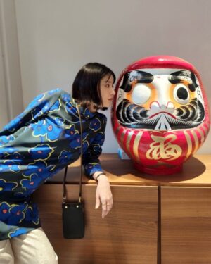 Wakana Matsumoto Instagram - .
.
夕暮れに、手をつなぐ
10話完走いたしました。ありがとうございました！

私の気持ちを。
.
音くんを、セイラを、無事にデビューさせることができて共に夢を一緒に追うことになるなんてイソベマキも幸せ者です。
.
キャストのみなさんとの日々が本当に楽しく刺激をいただいた日々でした。
.
監督、スタッフのみなさんの作品を創り上げる熱意と情熱をイソベマキに投影させていただいていました。
.
イソベマキという最高な人を私に当て書きをしてくださった北川悦吏子さん。
.
本当に素敵な現場で終わってしまったのがとても寂しいですがこの想いを新たな力に、またいつの日かご一緒できることを願い次に進もうと思います。
本当にありがとうございました！
.
そして最後まで愛情を持ってこの作品を応援していただいた視聴者のみなさま
本当にありがとうございました！
.
.
あぁ。空豆ちゃんと音くん
最後のシーンよかったなぁ。
.
写真は夕暮れに、手をつなぐでのいろいろ。
最後の動画は編集でなくなった幻のカットの再現です。
どのシーンか当てれたあなたは天才！
.
.
3ヶ月間、ありがとうございました！！！
しかし！まだまだTVerでは見れますよ！
ロスになんてさせないんだから！
"夕暮れに、手をつなぐ"をご覧ください🫶
