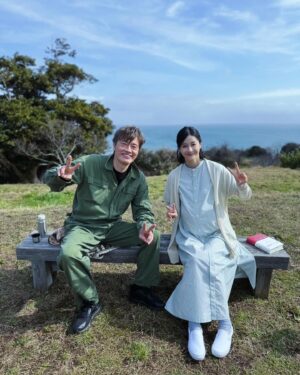 Wakana Matsumoto Instagram - .

.

君が心をくれたから
をご覧いただきありがとうございました。

案内人として、母として、
見守ることができた最終回でした。

最後のカット、雨ちゃんの笑顔がすべてを
物語ってくれた気がして、
見終わったあとは自然と私も笑顔になっていました。

屈託のない笑顔でみんなを虜にする。
揺るがない芯の強さがあり貫禄さえ感じる落ち着きでどんな困難があっても引っぱってくれた芽郁ちゃん。

真っ直ぐな目、嘘が嫌い、そんな裕貴くん。
彼の作品への強い想いが現場の士気を上げ私たちも強い気持ちで前へ進めました。

この おニ人に千秋の沢山の感情を引き出してもらい、このお二人でなければあの千秋にならなかったので本当に感謝です。

書ききれないたくさんの素晴らしい俳優の方々とご一緒できて私は幸せでした。

長崎でのすてきな景色と東京を行き来する過酷な撮影の中、五感を研ぎ澄まし良い作品を作るためこだわり抜いたスタッフのみなさま本当にお疲れさまでした。
みなさまと共に走り抜いたこの4ヶ月でいただいた沢山の心をお返しできるよう俳優としても人間としても大きくなりたいと思っています。

応援してくださったみなさま
本当にありがとうございました！！！

☀️&☔️