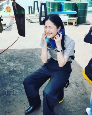 Wakana Matsumoto Instagram - ONE DAY 〜聖夜のから騒ぎ〜

本日からスタートです
3つのドラマが絶妙に交差しひとつの大きな物語になっています

私は逃亡編に出演しております
逃亡犯を追う神奈川県警捜査一課主任警部補 
狩宮カレン

とにかく追っています

めちゃくちゃ走っています

毎日汗だくで撮影しています

でも涼しい顔しながらみんな走ってるし追っています
俳優って感じです

今日は19時から放送のネプリーグにも逃亡編のみんなと出演しています
2時間スペシャルなのでそのまま21時のドラマ放送まで続けて見ていただけると嬉しいです

12月24日のたった1日のお話

お楽しみに