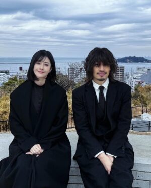 Wakana Matsumoto Instagram - .

.

君が心をくれたから
をご覧いただきありがとうございました。

案内人として、母として、
見守ることができた最終回でした。

最後のカット、雨ちゃんの笑顔がすべてを
物語ってくれた気がして、
見終わったあとは自然と私も笑顔になっていました。

屈託のない笑顔でみんなを虜にする。
揺るがない芯の強さがあり貫禄さえ感じる落ち着きでどんな困難があっても引っぱってくれた芽郁ちゃん。

真っ直ぐな目、嘘が嫌い、そんな裕貴くん。
彼の作品への強い想いが現場の士気を上げ私たちも強い気持ちで前へ進めました。

この おニ人に千秋の沢山の感情を引き出してもらい、このお二人でなければあの千秋にならなかったので本当に感謝です。

書ききれないたくさんの素晴らしい俳優の方々とご一緒できて私は幸せでした。

長崎でのすてきな景色と東京を行き来する過酷な撮影の中、五感を研ぎ澄まし良い作品を作るためこだわり抜いたスタッフのみなさま本当にお疲れさまでした。
みなさまと共に走り抜いたこの4ヶ月でいただいた沢山の心をお返しできるよう俳優としても人間としても大きくなりたいと思っています。

応援してくださったみなさま
本当にありがとうございました！！！

☀️&☔️