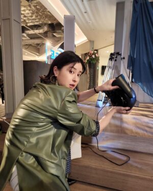 Wakana Matsumoto Instagram - .
.
夕暮れに、手をつなぐ
10話完走いたしました。ありがとうございました！

私の気持ちを。
.
音くんを、セイラを、無事にデビューさせることができて共に夢を一緒に追うことになるなんてイソベマキも幸せ者です。
.
キャストのみなさんとの日々が本当に楽しく刺激をいただいた日々でした。
.
監督、スタッフのみなさんの作品を創り上げる熱意と情熱をイソベマキに投影させていただいていました。
.
イソベマキという最高な人を私に当て書きをしてくださった北川悦吏子さん。
.
本当に素敵な現場で終わってしまったのがとても寂しいですがこの想いを新たな力に、またいつの日かご一緒できることを願い次に進もうと思います。
本当にありがとうございました！
.
そして最後まで愛情を持ってこの作品を応援していただいた視聴者のみなさま
本当にありがとうございました！
.
.
あぁ。空豆ちゃんと音くん
最後のシーンよかったなぁ。
.
写真は夕暮れに、手をつなぐでのいろいろ。
最後の動画は編集でなくなった幻のカットの再現です。
どのシーンか当てれたあなたは天才！
.
.
3ヶ月間、ありがとうございました！！！
しかし！まだまだTVerでは見れますよ！
ロスになんてさせないんだから！
"夕暮れに、手をつなぐ"をご覧ください🫶