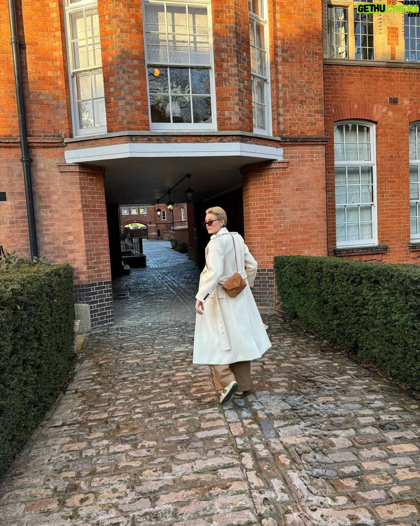 Wallis Day Instagram - spring has entered the chat 🌷