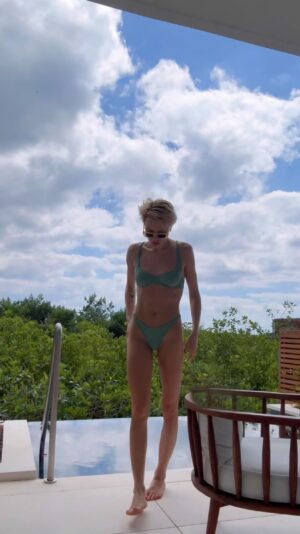 Wallis Day Instagram - Woke up in paradiseeee 🌴🌞