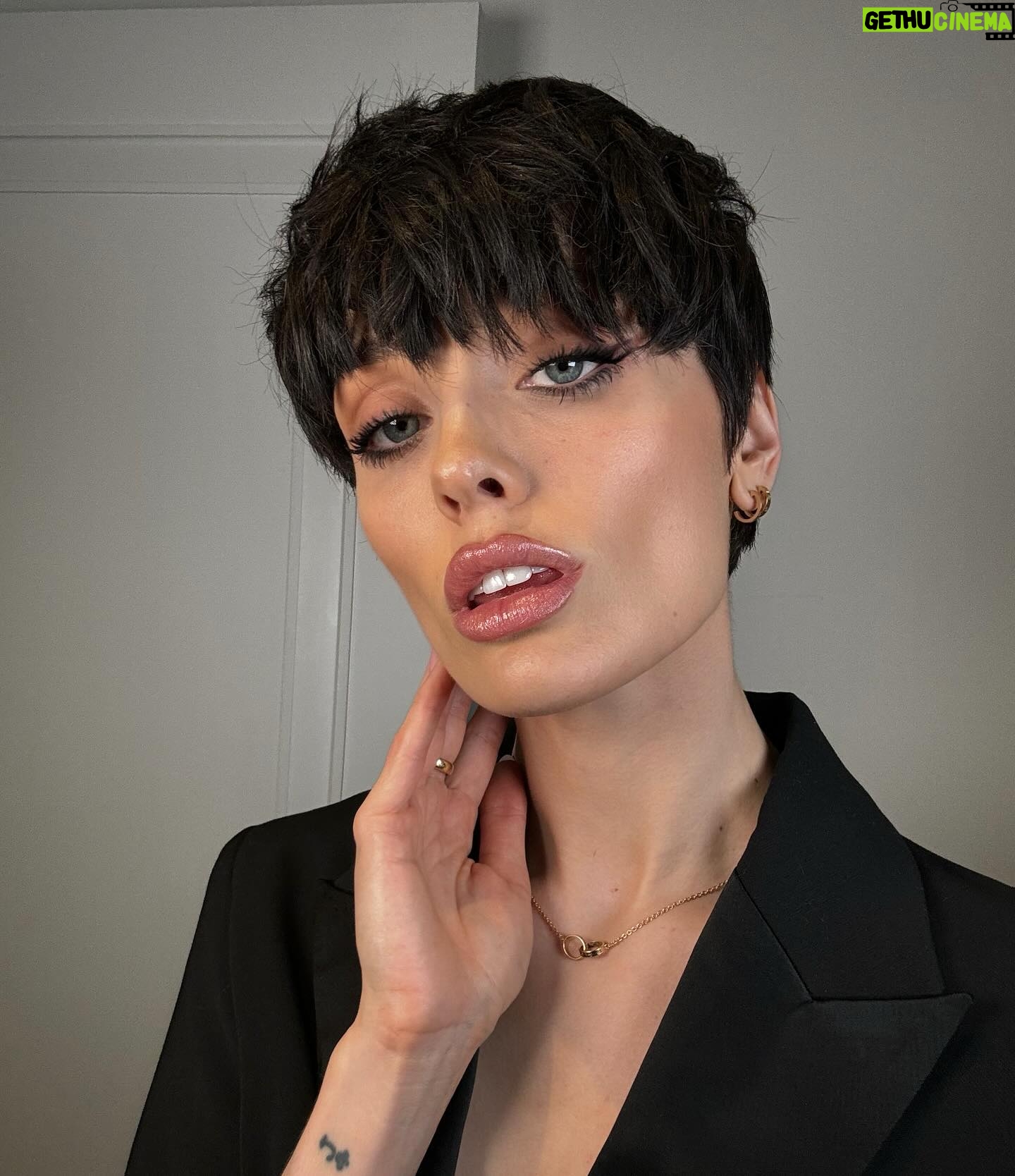 Wallis Day - 5.4K Likes - 🖤