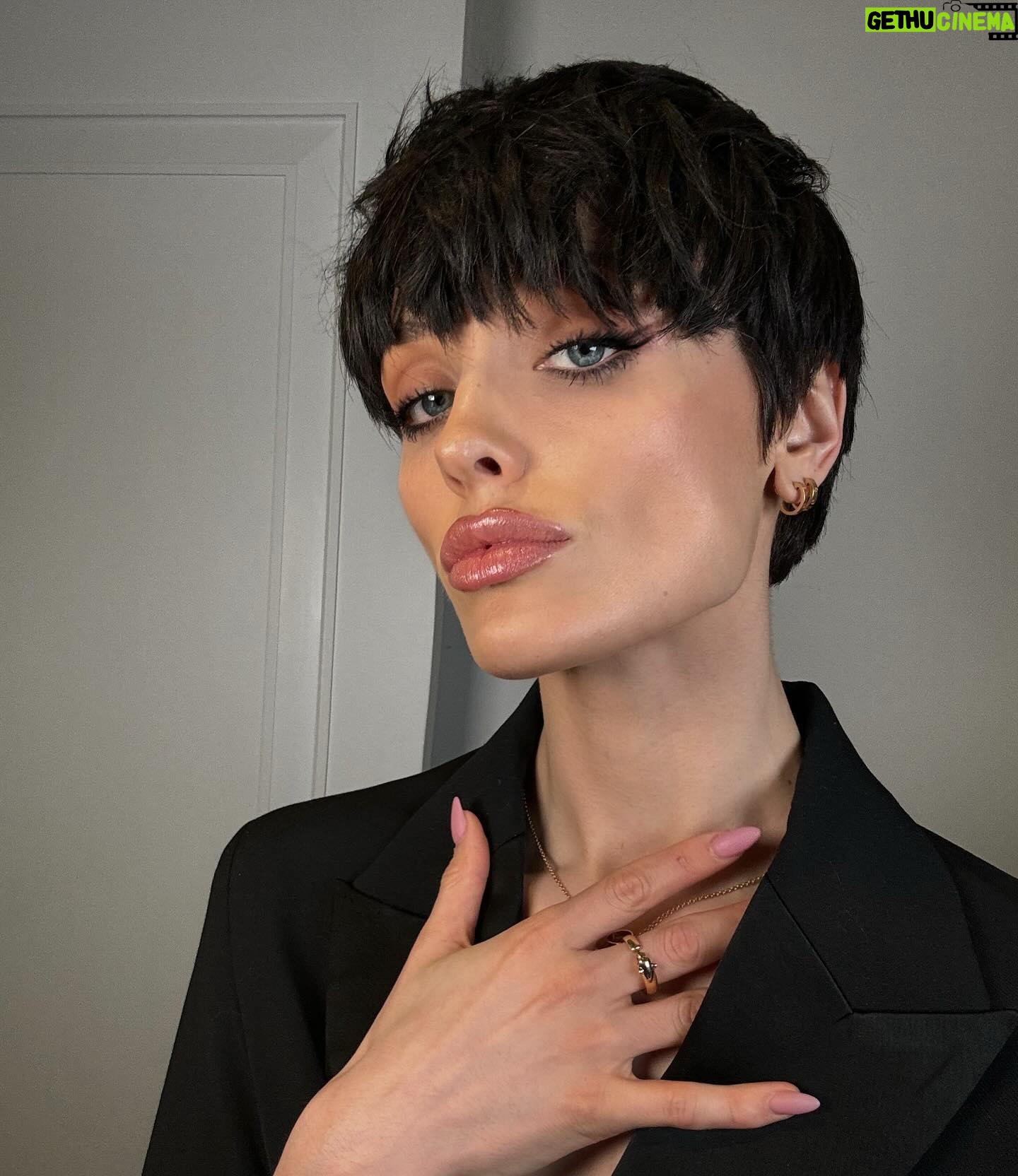 Wallis Day - 5.4K Likes - 🖤
