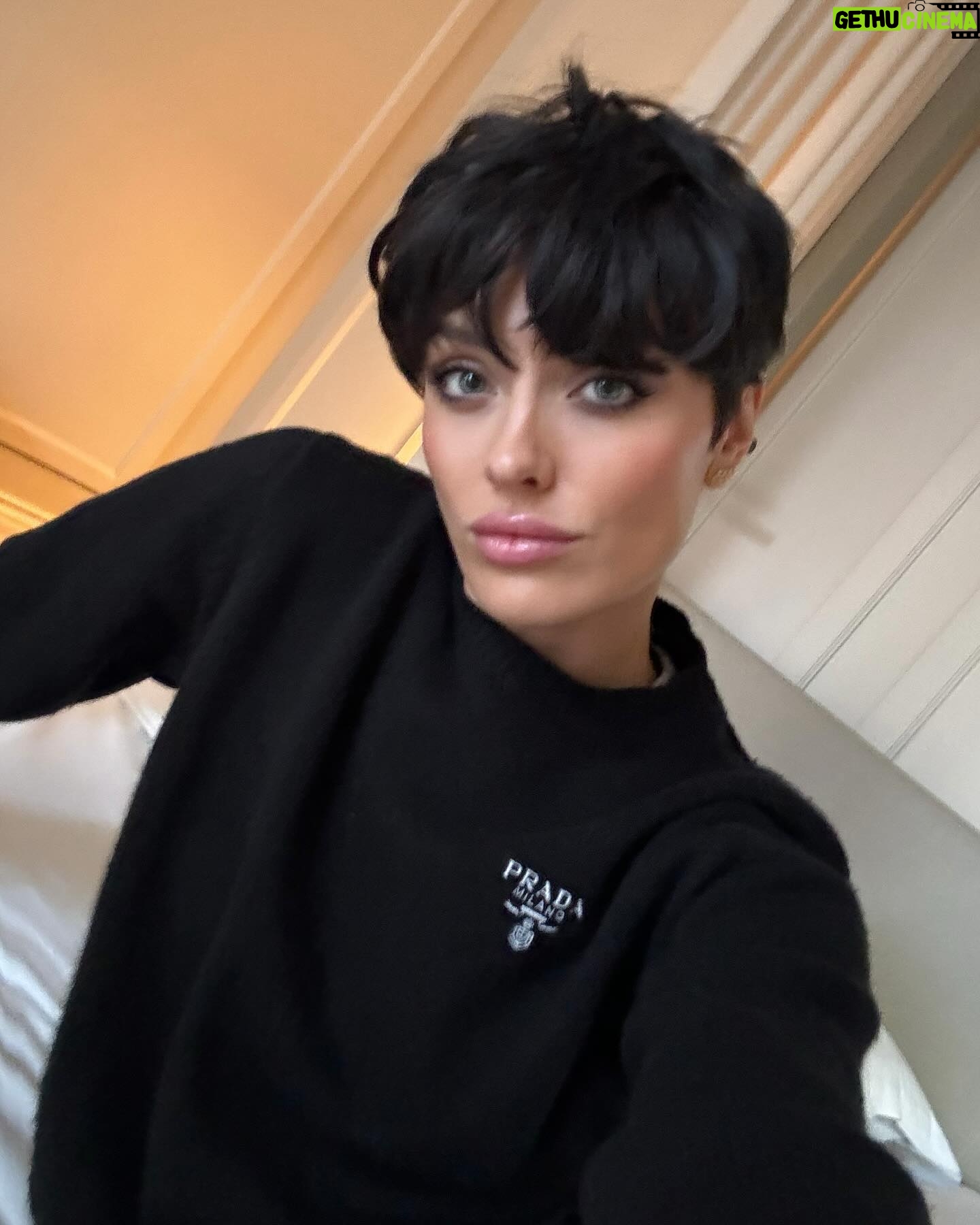 Wallis Day - 6.1K Likes - Monday coded 🌞