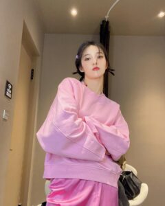 Wan Peng Instagram - 来了来了😺