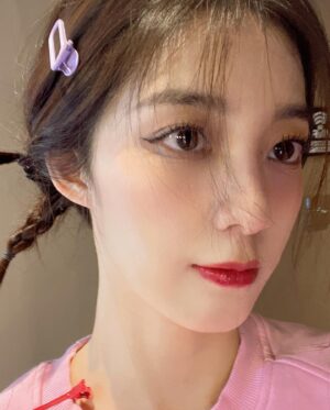 Wan Peng Instagram - 来了来了😺