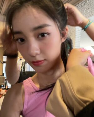 Wan Peng Instagram - 来了来了😺