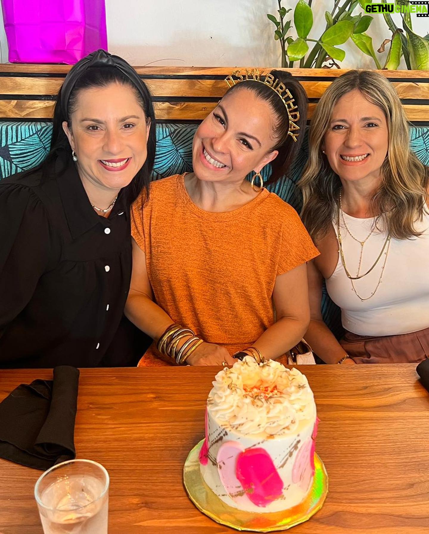 Wanda Sais - 778 Likes - ¡Gracias!
Mil Gracias, por todos sus mensajes de felicitación ¡los amooo!!!! ❤️
Y pues, luego de desayunar en @sorbocafepr con mis amigas 🥰
Aquí estuve todo el día en el
Teatro 🎭
Haciendo lo que me apasiona y AMO ❤️
Btw:
Te esperamos en “Madres”
Desde este viernes 3 de noviembre
Teatro Francisco Arriví
Festival de Teatro Internacional del @icppr
Boletos:🎟️
https://www.ticketera.com/madredelaplazademayo/#series-buy