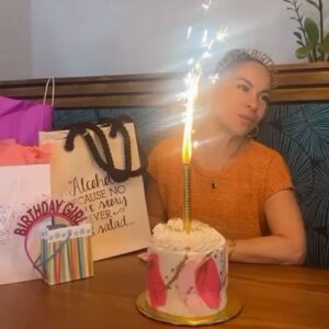 Wanda Sais Instagram - ¡Gracias! ⁣
Mil Gracias,  por todos sus mensajes de felicitación ¡los amooo!!!! ❤️⁣
Y pues, luego de desayunar en @sorbocafepr con mis amigas 🥰
Aquí estuve todo el día en el ⁣
Teatro 🎭 ⁣
Haciendo lo que me apasiona y AMO ⁣❤️
⁣
Btw:⁣
Te esperamos en “Madres”⁣
Desde este viernes 3 de noviembre ⁣
Teatro Francisco Arriví ⁣
Festival de Teatro Internacional del @icppr 
⁣
Boletos:🎟️⁣
https://www.ticketera.com/madredelaplazademayo/#series-buy⁣