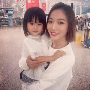Wang Luodan Instagram - 那一年只身一人来看我的那个男孩
今天
他带着他的女孩和他的好来机场送我❤️