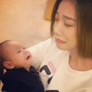 Wang Luodan Instagram - 那一年只身一人来看我的那个男孩
今天
他带着他的女孩和他的好来机场送我❤️