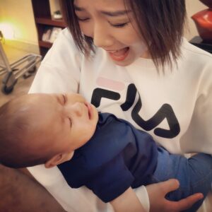 Wang Luodan Instagram - 那一年只身一人来看我的那个男孩
今天
他带着他的女孩和他的好来机场送我❤️