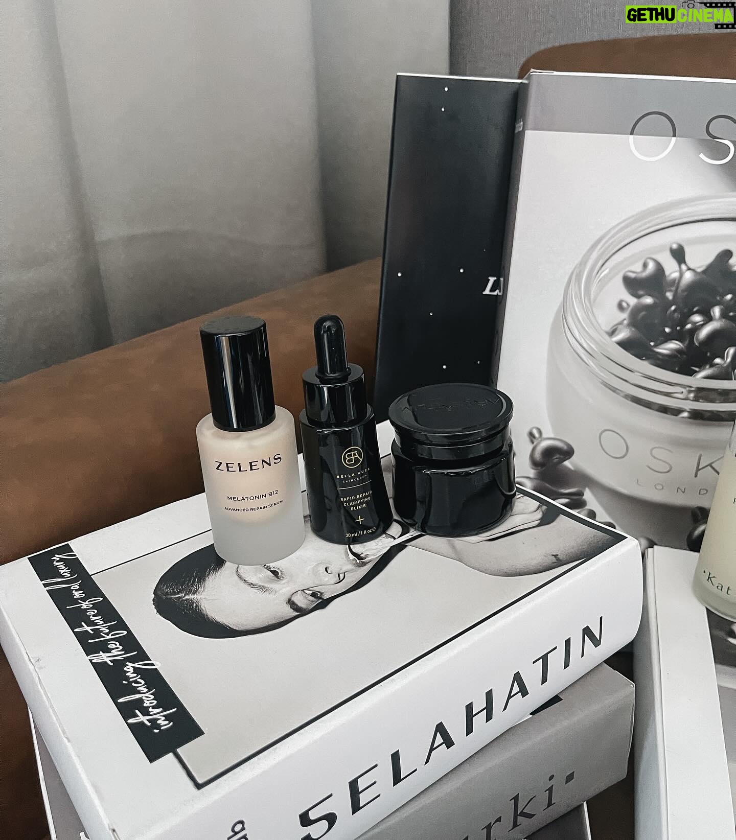 Waratthaya Wongchayaporn Instagram - @skinlabthailand ส่งชุดของขวัญมาให้ทั้งหมด 8 แบรนด์ มีแต่ตัวดังๆและน่าสนใจทั้งนั้นนเลย ใครเล็งแบรนด์ไหนตัวไหนอยู่ก็แวะไปตำกันได้ นี่ลองใช้วิตามินซีอยู่ืแพ้ความน่ารักของแพ็คเกจ 😍 #skinlabthailand #skinlabencyclopedia