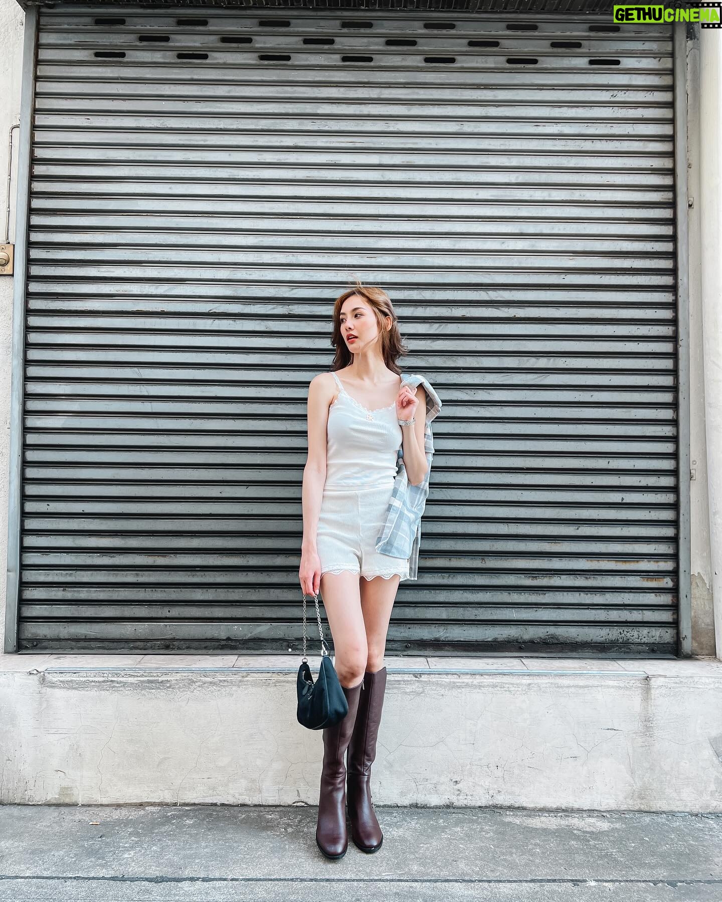Waratthaya Wongchayaporn Instagram - มาดูแลผิวแบบใดให้ได้รูป 😂 @livityclinic 👗 @arzsic 👢 @kennethcoleth 📷 @winnieziser