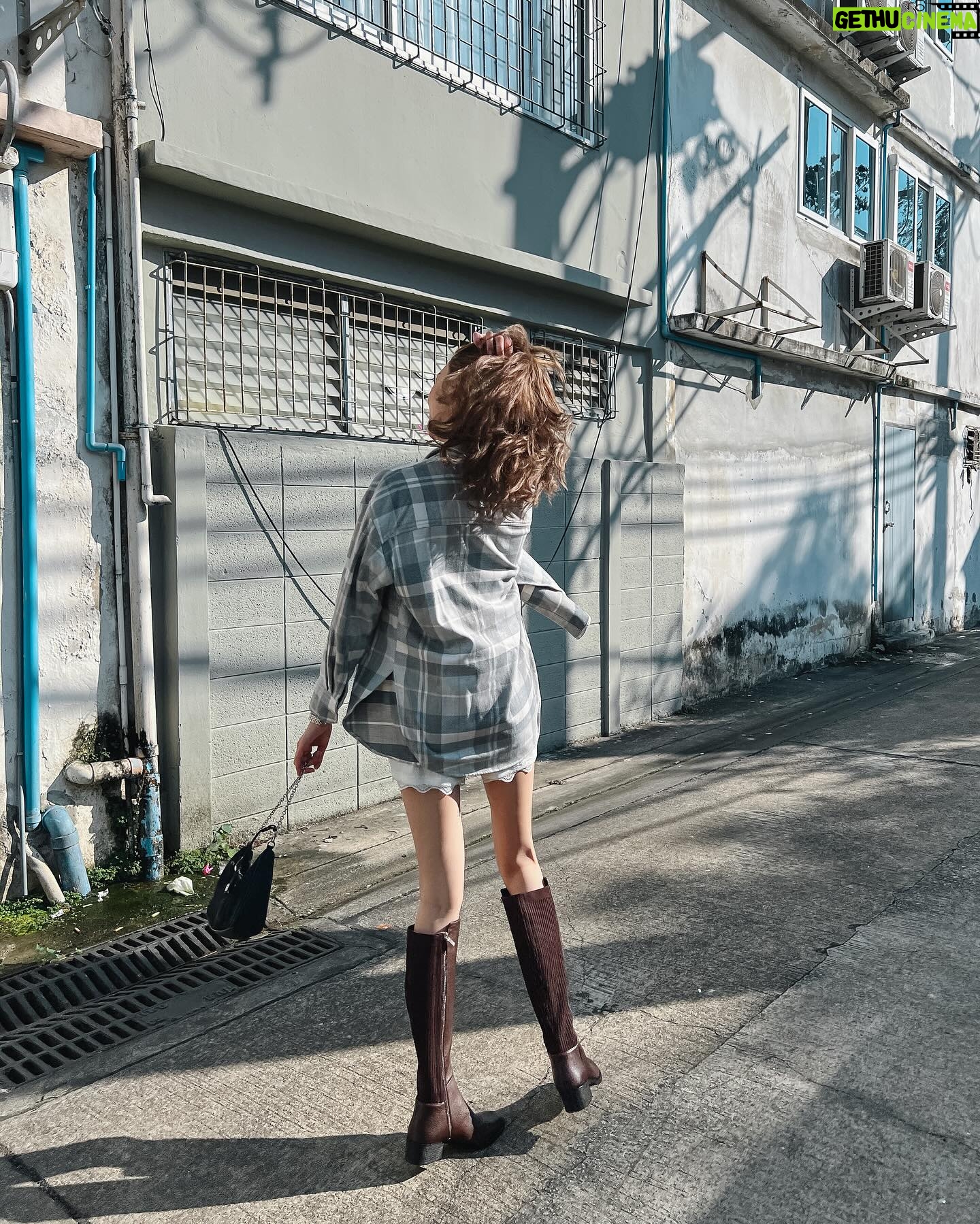 Waratthaya Wongchayaporn Instagram - มาดูแลผิวแบบใดให้ได้รูป 😂 @livityclinic 👗 @arzsic 👢 @kennethcoleth 📷 @winnieziser