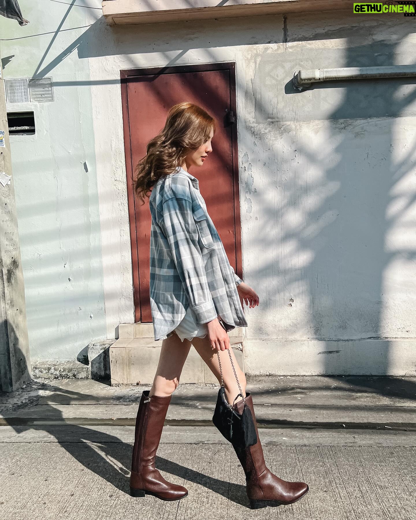 Waratthaya Wongchayaporn Instagram - มาดูแลผิวแบบใดให้ได้รูป 😂 @livityclinic 👗 @arzsic 👢 @kennethcoleth 📷 @winnieziser