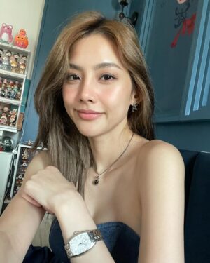 Waratthaya Wongchayaporn Instagram - ช่วงปลายปีที่แล้วรู้สึกผิวโทรมมากเลยไปลองฉีด Dr.10 Stem Cell Plus  ที่ @dr10town  เพราะพี่ @real_kipza แนะนำให้ลอง หลังจากฉีดก็รู้สึกว่าผิวค่อยๆดีขึ้นดูอิ่มน้ำแล้วพวกรูขุมขนดูกระชับและผิวดูสุขภาพดีขึ้นเหมือนพักผ่อนเพียงพอทุกวันทั้งๆที่ไม่ค่อยได้นอน 😂 นี่ฉีดมาได้เดือนกว่าๆแล้วยิ่งเห็นผลชัดขึ้น ผิวละเอียดแบบไม่ต้องลงรองพื้นเลย 😊