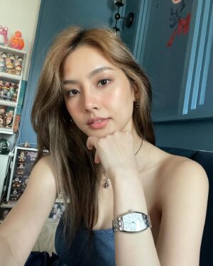 Waratthaya Wongchayaporn Instagram - ช่วงปลายปีที่แล้วรู้สึกผิวโทรมมากเลยไปลองฉีด Dr.10 Stem Cell Plus  ที่ @dr10town  เพราะพี่ @real_kipza แนะนำให้ลอง หลังจากฉีดก็รู้สึกว่าผิวค่อยๆดีขึ้นดูอิ่มน้ำแล้วพวกรูขุมขนดูกระชับและผิวดูสุขภาพดีขึ้นเหมือนพักผ่อนเพียงพอทุกวันทั้งๆที่ไม่ค่อยได้นอน 😂 นี่ฉีดมาได้เดือนกว่าๆแล้วยิ่งเห็นผลชัดขึ้น ผิวละเอียดแบบไม่ต้องลงรองพื้นเลย 😊