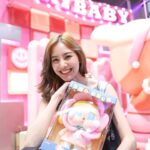 Waratthaya Wongchayaporn Instagram - พรุ่งนี้พบกัน! POP MART Flagship Store แห่งที่ 2 สาขาใหม่ ที่เซ็นทรัลลาดพร้าว!! ตั้งแต่ 9 กพ 24 💕 อลังการงานสร้าง กับคอนเซ็ปต์ใหม่สีชมพูแห่งเดียวในโลก พบ Giant Crybaby Dressing Room ที่ทุกคนต้องเซลฟี่ และสินค้าที่เปิดตัวที่นี่ที่แรกในโลก!! บอกเลยสินค้าแรร์ คอลฯ Comeback คอลฯ ลิมิเต็ดเพียบ มากันเยอะๆนะ @popmartth #popmartth #POPMARTThailand #popmartatcentralladprao #popmartglobal #popmart2ndflagshipstore #Centralladprao