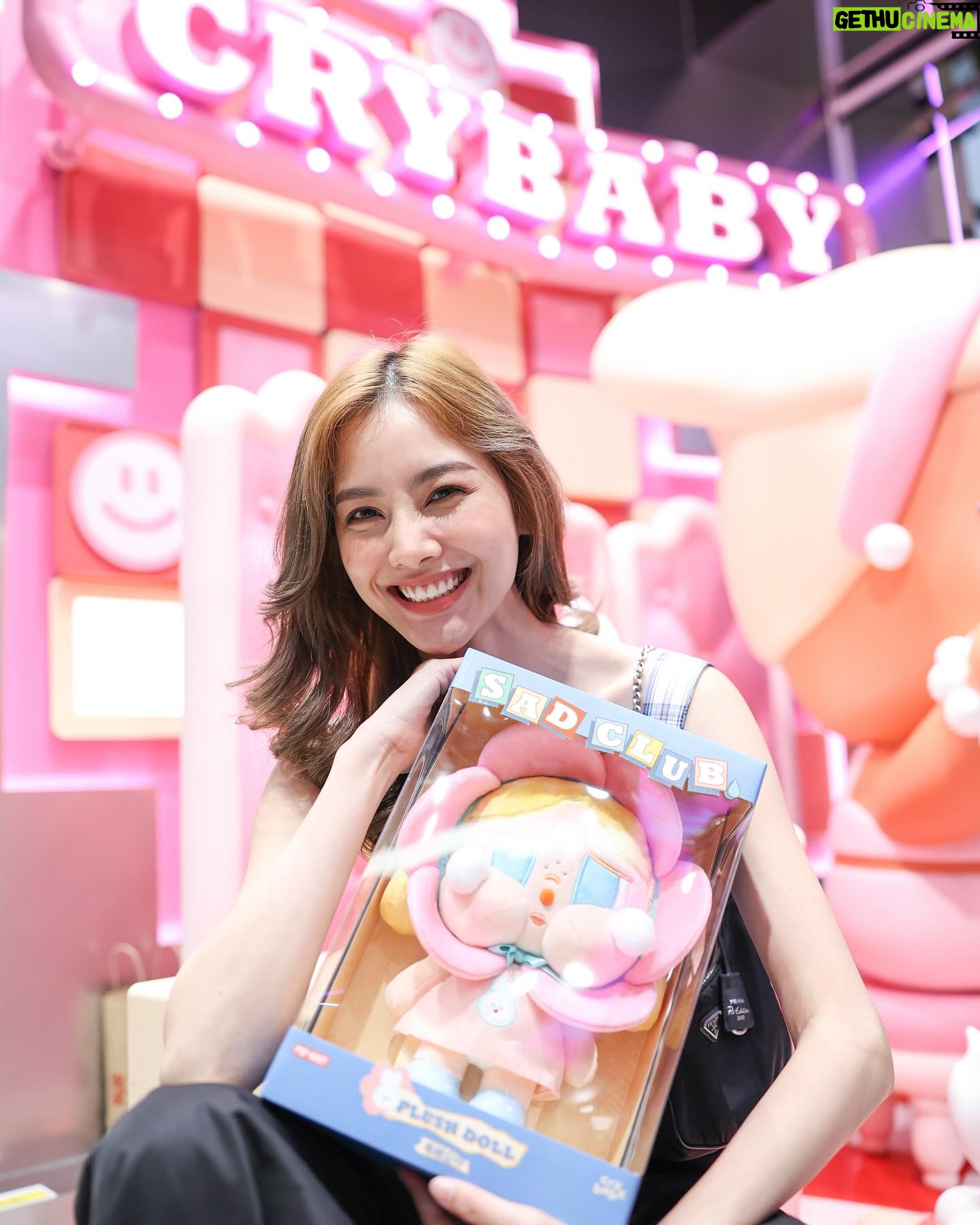 Waratthaya Wongchayaporn Instagram - พรุ่งนี้พบกัน! POP MART Flagship Store แห่งที่ 2 สาขาใหม่ ที่เซ็นทรัลลาดพร้าว!! ตั้งแต่ 9 กพ 24 💕 อลังการงานสร้าง กับคอนเซ็ปต์ใหม่สีชมพูแห่งเดียวในโลก พบ Giant Crybaby Dressing Room ที่ทุกคนต้องเซลฟี่ และสินค้าที่เปิดตัวที่นี่ที่แรกในโลก!! บอกเลยสินค้าแรร์ คอลฯ Comeback คอลฯ ลิมิเต็ดเพียบ มากันเยอะๆนะ @popmartth #popmartth #POPMARTThailand #popmartatcentralladprao #popmartglobal #popmart2ndflagshipstore #Centralladprao