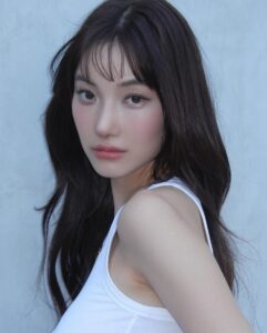 Warisara Yu Instagram - hello ทุกคนนน วันนี้จิงจะมารีวิวนะ เนื่องจากถ้าใครที่ติดตามผลงานของจิงมา จะรู้ว่าจิงได้เกิดอุบัติเหตุ เดินกึ่งวิ่งชนกระจก ทำให้กระดูกจมูกจิงหัก และเบี้ยวไปทางซ้าย บวกกับ จิงเป็นภูมิแพ้หนักมาก คุณหมอยังถามเลยว่า หายใจสะดวกได้ยังไง 😅 จิงก็เลยคิดว่าถึงเวลาแล้ว ที่จิงอยากจะสวยมั่นใจขึ้น และ แก้ปัญหาเหล่านี้ เพราะมันมีผลกับการทำงานและใช้ชีวิตในทุกๆวัน จิงเลยทำการหาข้อมูลมาหลายๆ โรงพยาบาล จนกระทั่งจิงชอบ ผลงานของ @louvre.th คุณหมอยุน จิงได้ทำการเหลากระดูกฐานที่หักและเบี้ยว และทำการเสริมแค่ปลายจมูก โดยใช้ กระดูกซี่โครงตัวเองค่ะ ตอนนี้ผ่านมา 1 เดือนนิดๆแล้ว พอใจกับผลลัพธ์ที่ออกมามากๆค่ะ ใครที่สนใจอยากทำจมูก จิงแนะนำที่โรงพยาบาล Louvre กับคุณหมอยุนเลยยย จิงทำกับทางโรงพยาบาล Louvre โดยตรงเลยนะคะ(ไม่ได้ผ่านเอเจนซี่) ใครสนใจสามารถทักไปสอบถามที่ช่องทางหลังของโรงพยาบาลได้เลยค่ะ Line Official : @289darnw Instagram : @louvre.th **** ไม่อนุญาติให้นำรูปไปใช้ทุกกรณี****
