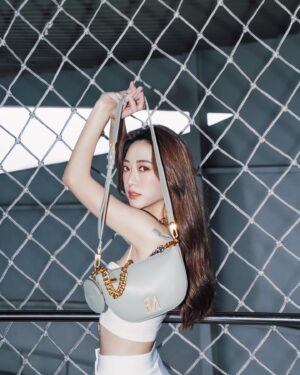 Wei Chaio Lin Instagram - @robinmay_tw 

五月份主打的 #鉑斯皇冠斜背包 休閒不失時尚 
肩背、斜背、手提 都是不一樣的感覺
選個灰綠色讓今年夏天特別一點吧🤍

#ROBINMAYwithELLA #ROBINMAY_TW