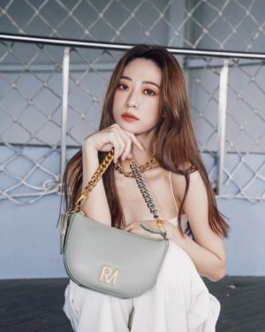 Wei Chaio Lin Instagram - @robinmay_tw 

五月份主打的 #鉑斯皇冠斜背包 休閒不失時尚 
肩背、斜背、手提 都是不一樣的感覺
選個灰綠色讓今年夏天特別一點吧🤍

#ROBINMAYwithELLA #ROBINMAY_TW